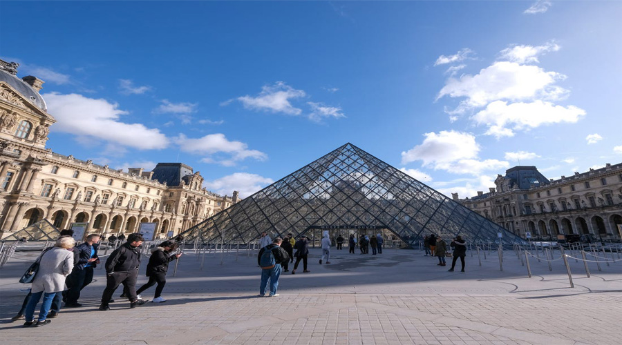 	Louvre Museum , Paris