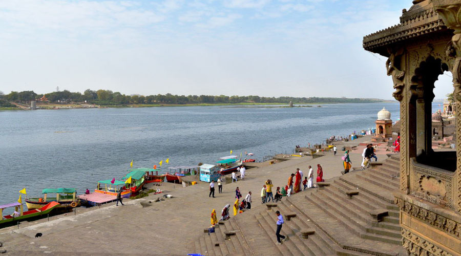 Maheshwar-Fort-Narmada-River-Bank