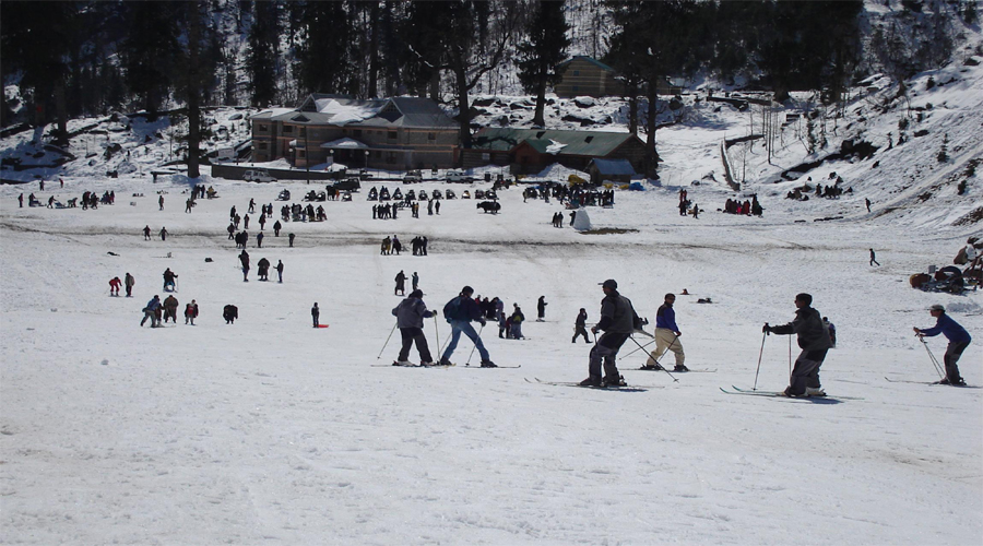 Skiing in Auli